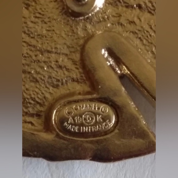 🔥🔥Chanel Extremely Rare “❤️‍🔥CC Young Love❤️‍🔥” Gold Plated Stud Earrings - Picture 8 of 8